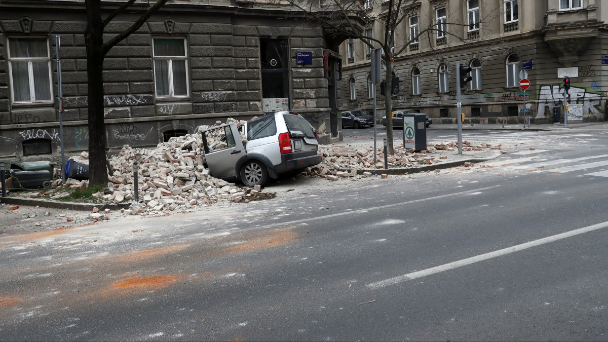 Az épületekről leomlott törmelékdarabok zuhantak egy autóra Zágrábban 2020. március 22-én, a Richter-skála szerinti 5,6-os erősségű földrengés után. Később egy 5,1-es erősségű földrengés rázta meg a térséget. Az emberek az utcákra menekültek, elment az áram, több épület homlokzata megsérült, a zágrábi katedrális egyik tornyának egy része letört, és leesett róla a kereszt is, károkat okozva a környező épületekben.