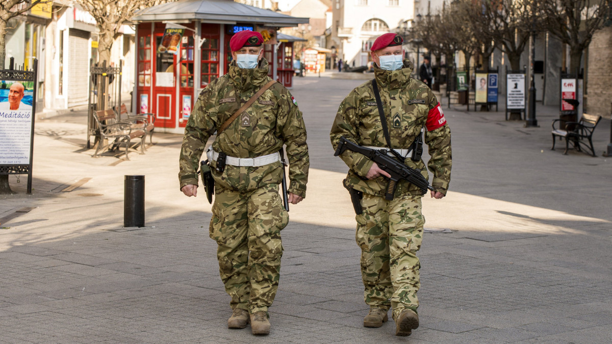 Az MH katonai rendészeti központ 7. rendészeti csoport és a MH 12. Arrabona Légvédelmi Rakétaezred katonái járőröznek Győr belvárosában 2020. március 23-án. A katonák utcai jelenlétének célja a közbiztonság és közrend fenntartásának támogatása, a lakosság bizalmának erősítése a koronavírus-járvány idején.