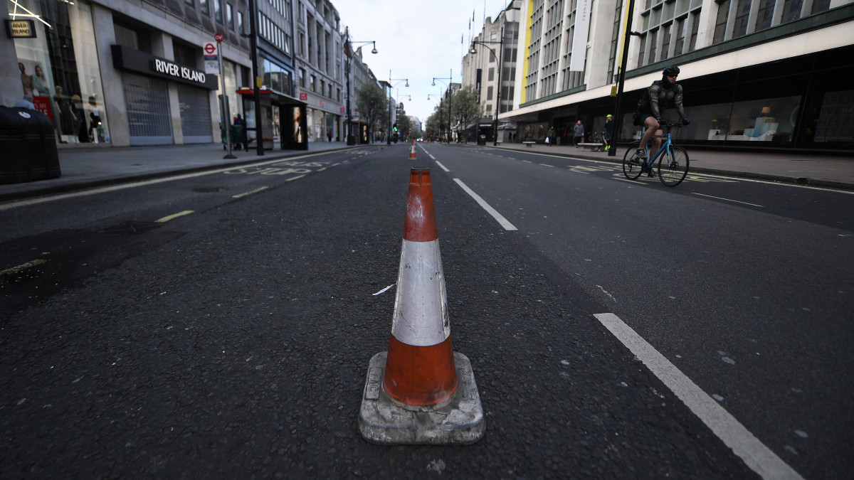 A londoni Oxford Street 2020. március 20-án. A brit kormány felhívta az emberek figyelmét, hogy aki az új koronavírusra jellemző tüneteket észleli magán, vagy hozzátartozójának vannak ilyen tünetei, családtagjaival együtt 14 napig ne hagyja el az otthonát.