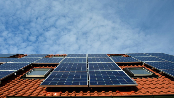 Jégesős nyár, nagy bajba kerülhet a napelem-tulajdonos - itt a biztosítók válasza