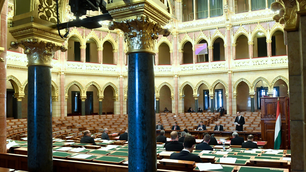 Rétvári Bence, az Emberi Errőforrások Minisztériumának parlamenti államtitkára (j) napirend előtt felszólal az Országgyűlés plenáris ülésén 2020. március 24-én.