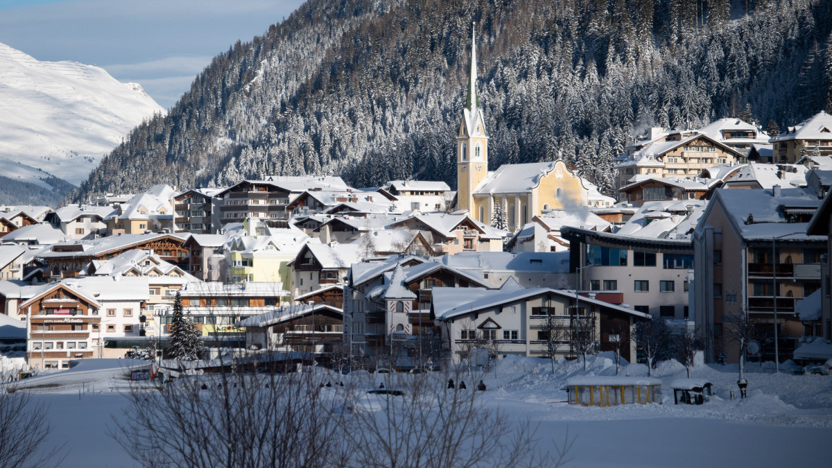 Az ausztriai Tirol tartományban lévő Ischgl település látképe 2019. január 15-én. Az ismétlődő nagy hóesés súlyos gondokat okoz a közlekedésben Ausztria nagy részében. Ausztria Voralberg és Tirol tartományában a legmagasabb szintű lavinaveszély van érvényben.
