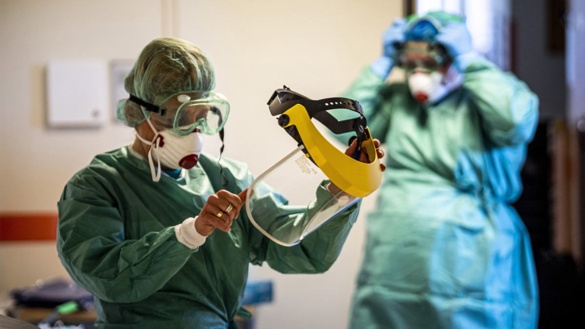 Védőfelszerelést viselő nővérek a koronavírussal érintett új betegek fogadására kialakított egyik osztályon a fővárosi Szent László Kórházban 2020. március 16-án.