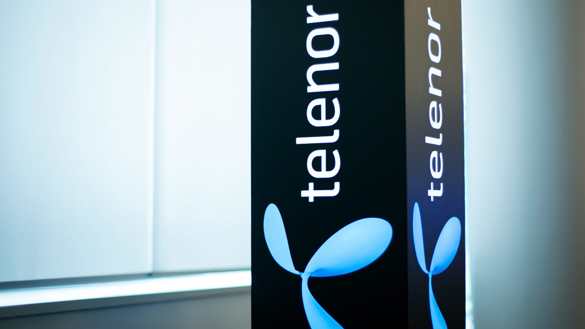 A Telenor logója a Telenor Magyarország Zrt. törökbálinti székházában lévő üzletben 2012. augusztus 1-jén.