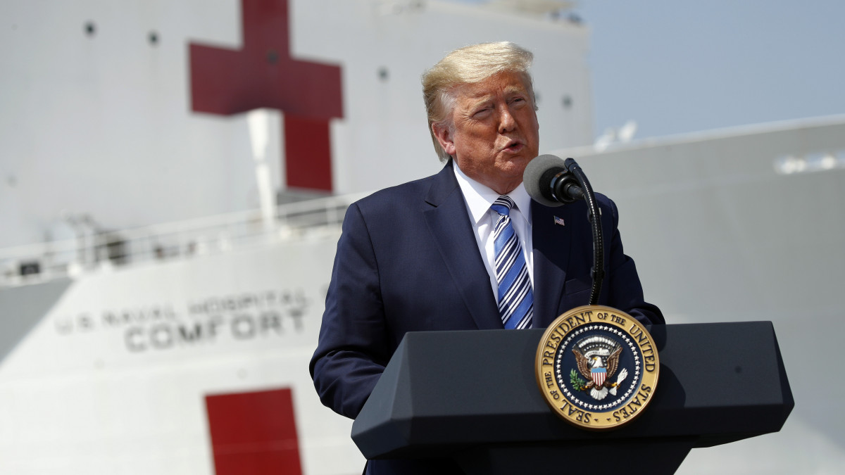 Donald Trump amerikai elnök beszél a haditengerészet Comfort nevű kórházhajója előtt Norfolkban 2020. március 28-án, mielőtt a hajó New Yorkba indul, hogy ott segítse a koronavírus elleni küzdelmet. Az Egyesült Államokban 113 ezer fölé emelkedett a fertőzöttek száma, a járványban eddig 1902-en vesztették életüket.