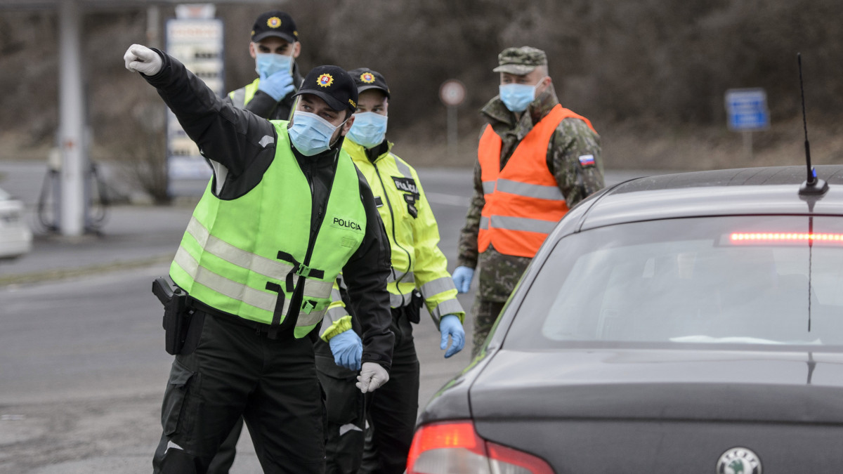 Szlovák rendőr visszafordít egy személygépkocsit Magyarország felé a Somoskőújfalui és Sátorosbánya közötti határátkelőhelyen 2020. március 13-án. A koronavírus terjedésének megakadályozása érdekében a szlovák kormány reggel 7 órától a közúti határátkelőin - a lengyel határszakaszt kivéve - visszaállítja a határellenőrzést. Csak azokat engedik be Szlovákiába, akik szlovák állampolgárok, és akiknek az országban tartózkodási engedélyük van. Minden külföldről érkezőnek 14 napos karanténba kell vonulnia.