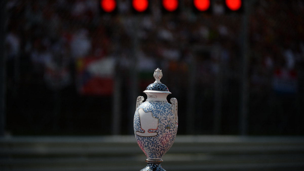 Az első helyezettnek járó trófea a Forma-1-es Magyar Nagydíj futama előtt a mogyoródi Hungaroringen 2019. augusztus 4-én. A nagyjából három hónap alatt elkészült, 19. századi stílusú vázára a Hungaroring pályarajza, egy távolkeleti minta, valamint platina díszítés került.