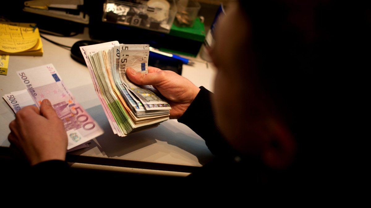 Munkatárs Eurót számol egy Régi Posta utcai pénzváltóban, Budapesten. A Magyar Nemzeti Bank mai, hivatalos devizaárfolyama szerint 1 Euro 306,58 forintot, a dollár 234,08 forintot ér.