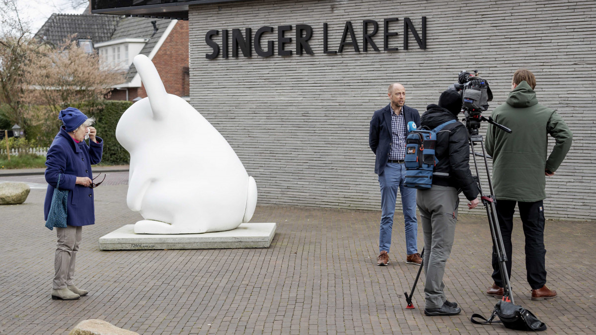 Evert van Os, a Singer Laren múzeum igazgatója nyilatkozik a lareni intézmény előtt 2020. március 30-án, miután az éjjel ellopták Vincent van Gogh holland művész Tavaszi kert című festményét. Az alkotás kölcsönben volt a koronavírus-járvány miatt bezárt lareni múzeumban.