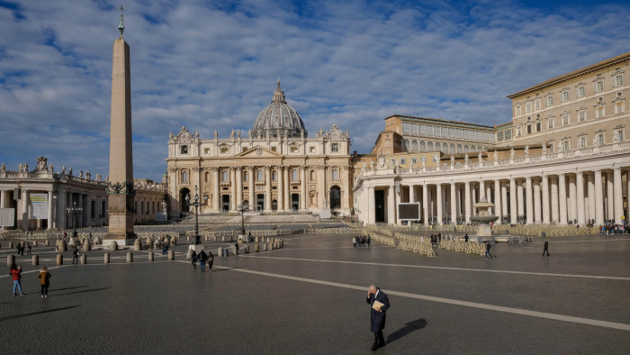 A Vatikán is beszáll a rezsiharcba