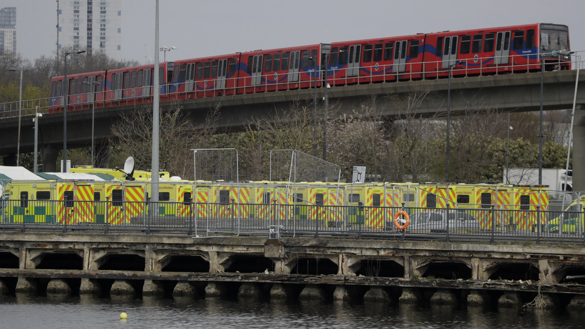 Mentőautók állnak a kelet-londoni ExCel konferenciaközpont mellett, ahol egy 4000-ágyas ideiglenes kórházat állítanak fel a koronavírussal fertőzött betegek számára 2020. március 30-án. Nagy-Britanniában 19522 a fertőzöttek száma, és 1228-an veszítették életüket.