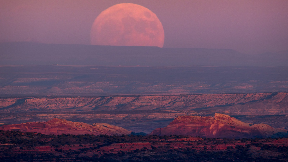 Utah, 2016. november 14.Közeli telihold, úgy nevezett szuperhold emelkedik a horizonton a Grand Canyonban 2016. november 14-én. Legutóbb 1948-ban volt, és legközelebb 2034. november 25-én lesz újra ennyire közel a Hold a Földhöz, mint ezen a napon. (MTI/EPA/Jim Lo Scalzo)