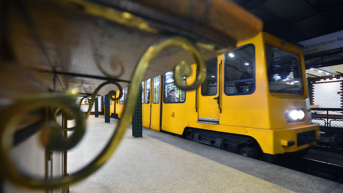 Szerelvény közlekedik az 1-es metróvonal, a Millenniumi Földalatti Vasút, közismert nevén Kisföldalatti Bajza utcai állomásán 2017. január 17-én.
