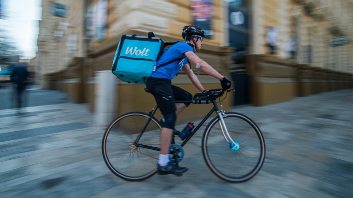 Rendszámot kaphatnak a kerékpáros és robogós futárok Budapesten