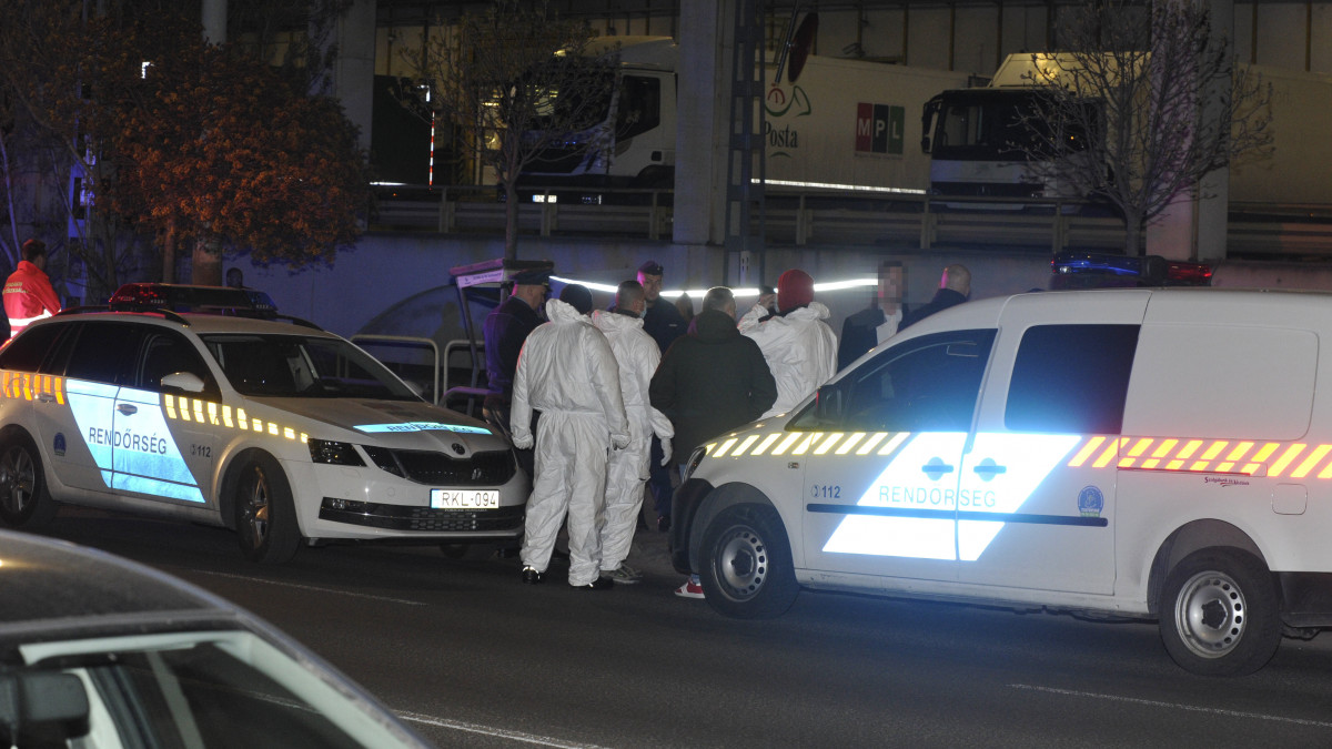 Bűnügyi helyszínelők dolgoznak 2020. április 3-án éjszaka Budapesten, az Orczy térnél, ahol megöltek egy férfit. Egy háromfős társaság egyik tagja szúrt meg egy 25 éves férfit a 28-as villamoson, majd a helyszínről elmenekült. A 25 éves férfi életét a kiérkező mentők már nem tudták megmenteni, a sérüléseibe belehalt.