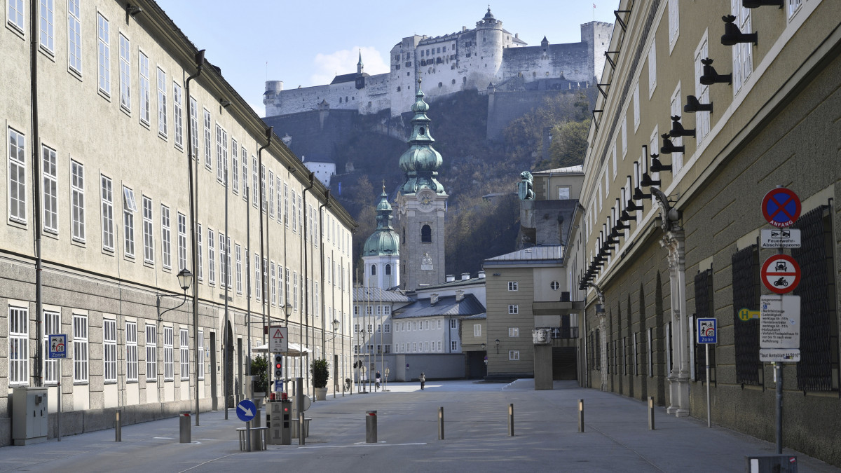 A csaknem teljesen néptelen salzburgi Hofstallgasse és fölötte a vár a koronavírus-járvány idején, 2020. április 3-án, amikor kijárási korlátozás van érvényben Ausztriában.