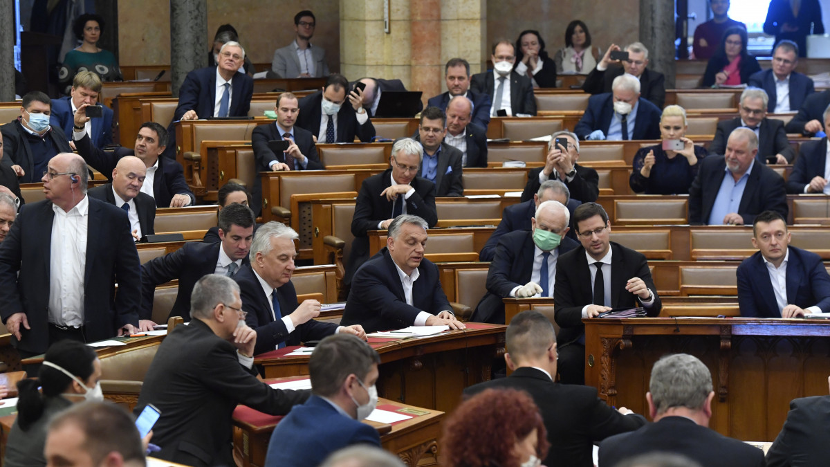 Orbán Viktor miniszterelnök (első sor, k), mellette Semjén Zsolt nemzetpolitikáért felelős miniszterelnök-helyettes (első sor, b2), Kövér László, az Országgyűlés elnöke (első sor, b), Gulyás Gergely Miniszterelnökséget vezető miniszter (első sor, j2) és Rogán Antal, a Miniszterelnöki Kabinetirodát vezető miniszter szavaz (j) a szavaz a kormány koronavírus elleni védekezésről szóló törvényjavaslatáról az Országgyűlés plenáris ülésén 2020. március 30-án. Varga Judit igazságügyi miniszter előterjesztésének kétharmados többséget igénylő rendelkezéseit 137 igen szavazattal 53 nem ellenében - sürgősséggel - szavazta meg az Országgyűlés.
