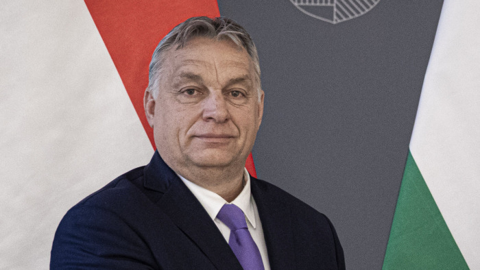 Egyedi arcmaszkkal vett részt Orbán Viktor az operatív törzs ülésén