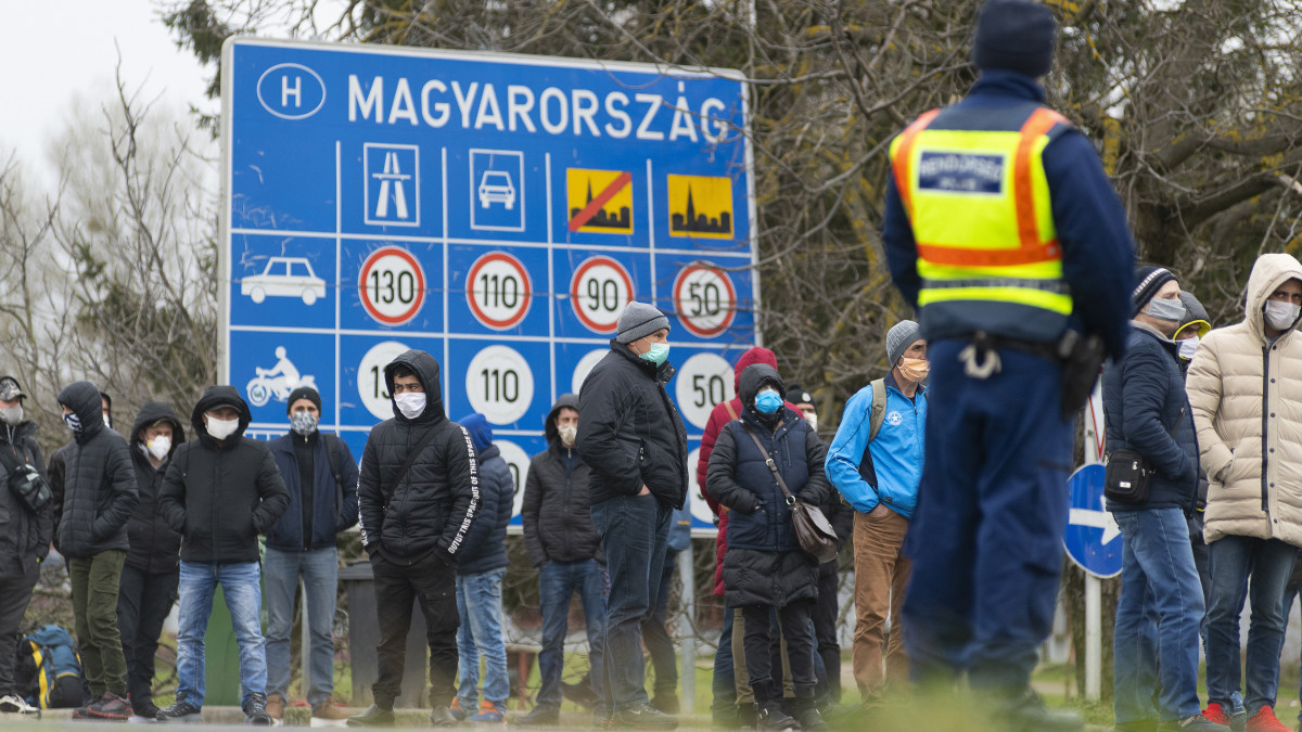 Európai országokban vendégmunkásként dolgozó, a koronavírus-járvány miatt hazautazó ukrán állampolgárok várakoznak az erre kijelölt területen a záhonyi magyar-ukrán határátkelőhely előtt 2020. március 30-án. A határátkelőhelyen nincs gyalogos forgalom, a bérelt és tömegközlekedési eszközökkel eddig eljutott ukrán állampolgárokat Ukrajnából érkező buszok szállítják át a határon.