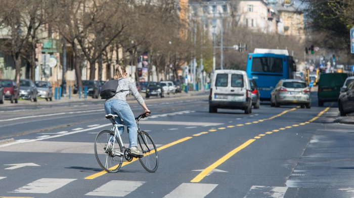 Az ideiglenes budapesti bringautakról kérdezik a közlekedők véleményét