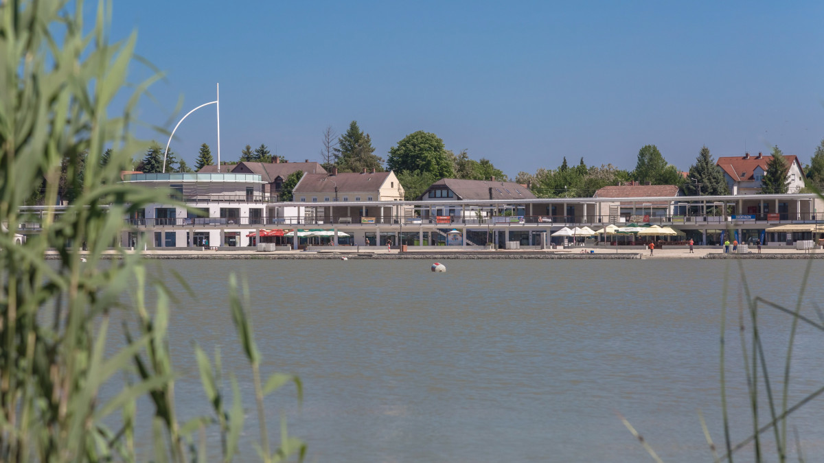 A Velencei-tó Kapuja projekt keretében megépült és 2014 tavaszán megnyitott Velence Korzó és Szabadstrand gyermek és családbarát homokos tengerpartra emlékeztető strandja, ahol 14 ezer négyzetméternyi homokos part áll a fürdőzők rendelkezésére. MTVA/Bizományosi: Faludi Imre  *************************** Kedves Felhasználó!