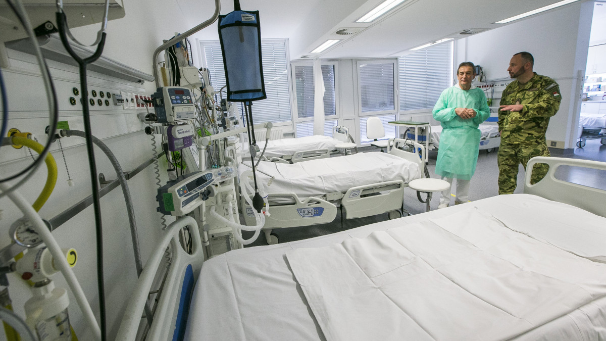 Dr. Svébis Mihály (b), a Bács-Kiskun Megyei Kórház főigazgatója és Söröli Róbert őrnagy, kórházparancsnok a Bács-Kiskun Megyei Kórház koronavírus-fertőzések ellátására kijelölt intenzív osztály felkészültségét ellenőrzi Kecskeméten 2020. április 8-án.