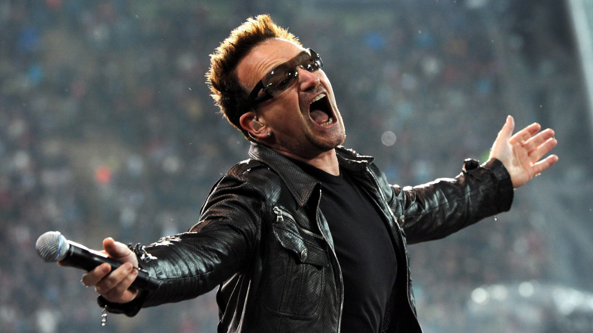 BONO énekes, az ír U2 rockzenekar énekese előad a müncheni Olimpiai Stadionban 2010. szeptember 16-án, a U2 fennállásának a 20. évfordulójához időzített, háromévesre tervezett 360 fok című turné koncertjén. 