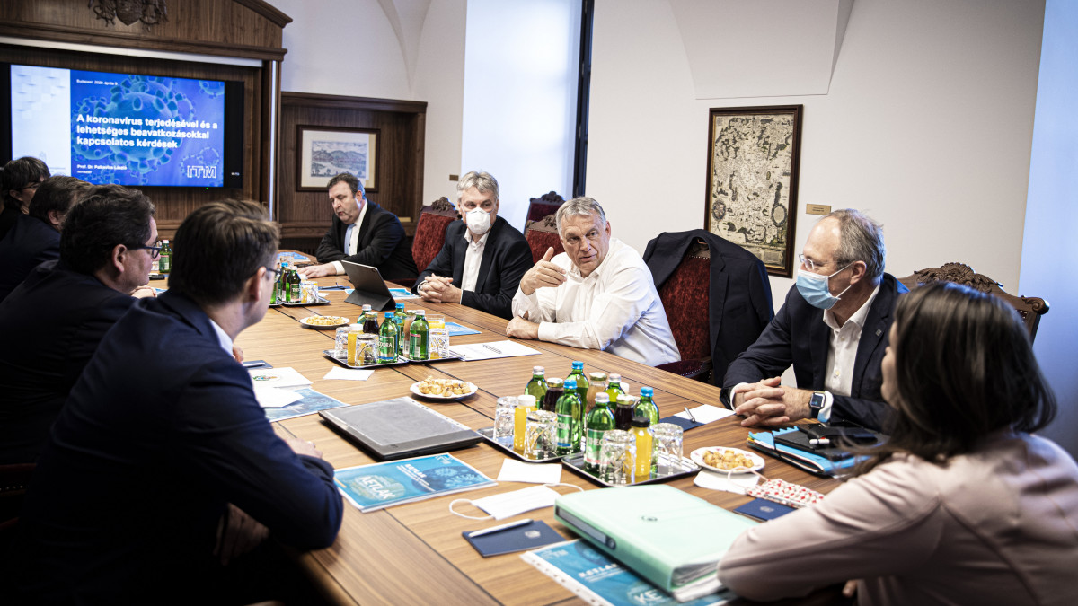 A Miniszterelnöki Sajtóiroda által közreadott képen Orbán Viktor miniszterelnök (k) virológusokkal egyeztet a Karmelita kolostorban 2020. április 9-én. A kormányfő mellett Palkovics László innovációs és technológiai miniszter (bal szélen).