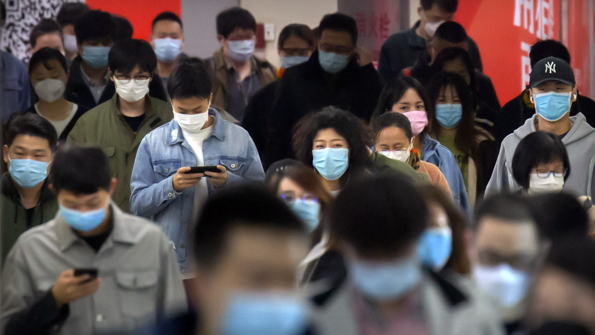 Védőmaszkos utasok egy pekingi metrómegállóban 2020. április 9-én. A kínai Országos Egészségügyi Bizottság ezen a napon 63 újabb, új koronavírussal megfertőződött beteget jelentett Kínában, közülük kettő kapta el a vírust belföldön.