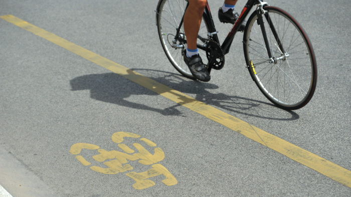 A mentők után az Autóklub is bírálja az Üllői úti kerékpársávot
