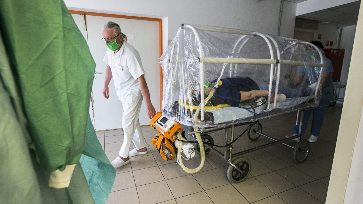 Szakápolók bemutatják a buborékágy használatát Kiskunhalasi Semmelweis Kórházban 2020. április 16-án. Az izolációs buborékot koronavírus-járvány elleni védekezés részeként a kórházban fejlesztették ki, egy műanyaggyártó cég gyártotta a prototípust. A betegeket a buborék használatával a környezetüktől teljesen elzárva tudják a kórházon belül vizsgálatokra vinni.