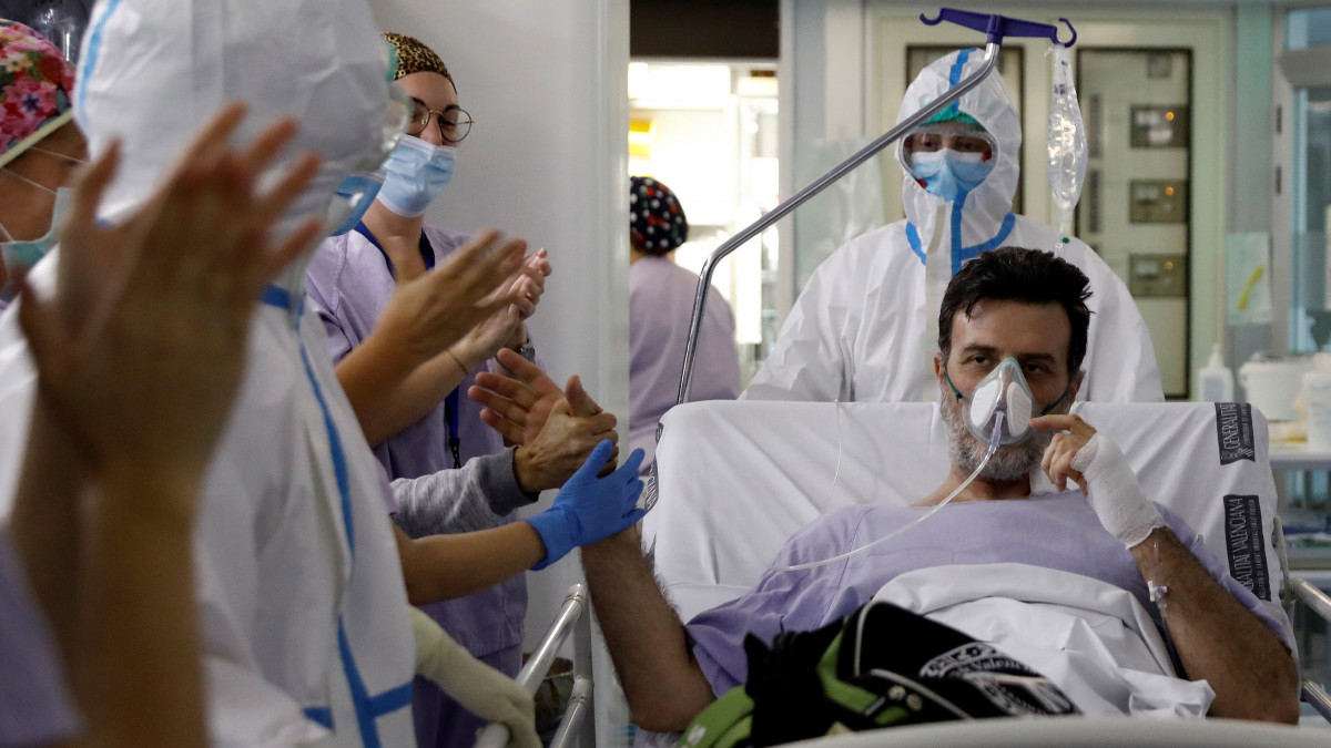 A 48 éves Carlos megköszöni az őt ápoló egészségügyi dolgozók munkáját a spanyolországi Valencia egyik kórházában 2020. április 15-én. Carlos koronavírus-fertőzés miatt három hetet töltött az intenzív osztályon, de egyre javuló állapotának köszönhetően már nincs szükség arra, hogy itt maradjon.