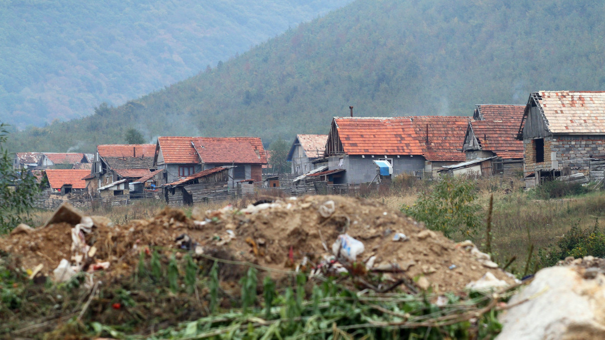 Illegális romatelep Krasznahorkaváralján, ahol Marian Kotleba, a Mi Szlovákiánk Néppárt elnöke meghirdette a részben a tulajdonába került telken álló illegális viskók eltávolítását 2012. szeptember 29-én. Krasznahorkaváralján mintegy kétszáz rendőr ügyelt a biztonságra, több autóbusznyi rohamosztagos lovas rendőrrel és egy vízágyúval vonultak ki a helyszínre. A falu több utcáját, valamint a romák telepére vezető mindkét utat lezárták.