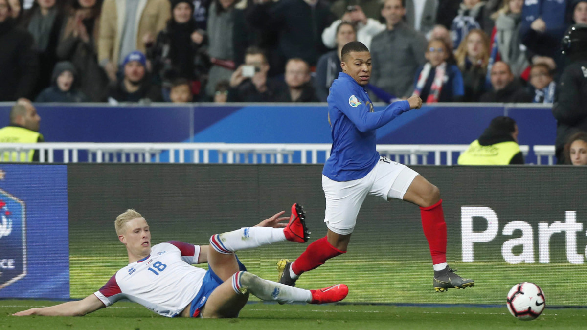 A francia Kylian Mbappé (j) és az izlandi Hördur Magnússon a labdarúgó Európa-bajnoki selejtező H csoportjában játszott Franciaország - Izland mérkőzésen Saint-Denis-ben 2019. március 25-én.