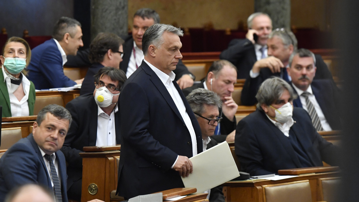 Orbán Viktor miniszterelnök (k) érkezik az Országgyűlés plenáris ülésére 2020. március 30-án.