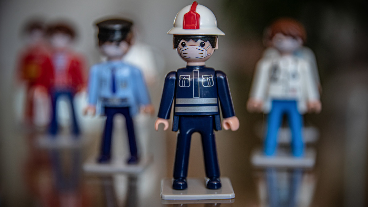 Védőmaszkot viselő Igrácek figurák a világszerte Pokeeto márkanéven forgalmazott játékfigurákat gyártó cseh vállalat, az Efko-karton Nove Veseli-i üzemében a koronavírus-járvány idején, 2020. április 8-án. A cég a járványra tekintettel korlátozott számú, orvosokat, nővéreket, tűzoltókat, rendőröket és családtagjaikat védőmaszkban ábrázoló játékfigurákat tartalmazó sorozatok gyártásába fogott, a bevételből pedig figuránként 15 koronát (kb. 200 forintot) a vírus terjedésének megfékezéséért küzdő mentősök és egészségügyi dolgozók védelmét szolgáló felszerelések vásárlására ajánlja fel.