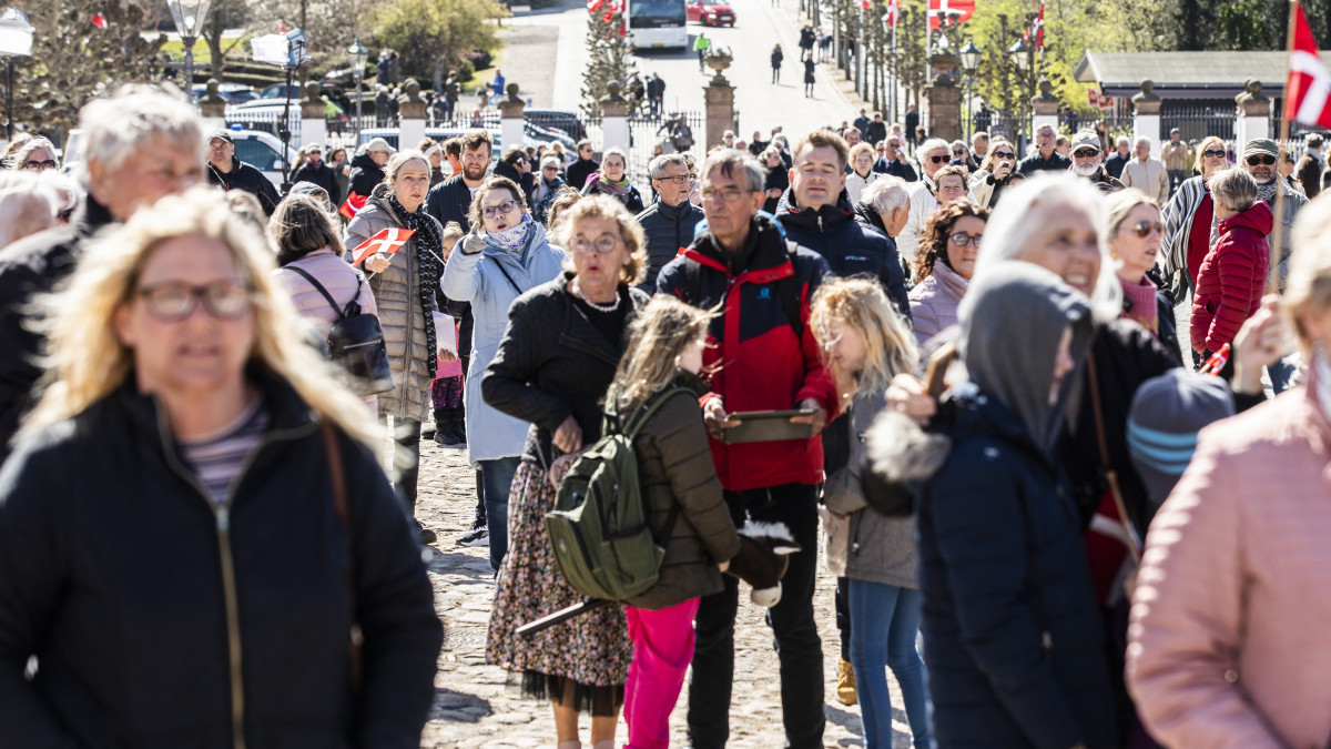 A 80. születésnapját ünneplő II. Margit dán királynőt köszöntik alattvalói a Koppenhágától északra lévő fredensborgi kastély előtt 2020. április 16-án. Annak ellenére, hogy az uralkodó márciusban közölte, hogy az állami születésnapi ünnepségsorozatot lemondják a koronavírus-járvány miatt, több száz alattvaló gyűlt össze a kastély előtt, hogy énekkel köszöntsék. Az 1972 óta uralkodó Margit királynő a hónap elején azt kérte alattvalóitól, hogy a születésnapjára szánt virágokat az időseknek küldjék el, akik nehéz időket élnek a koronavírus-járvány közepette.