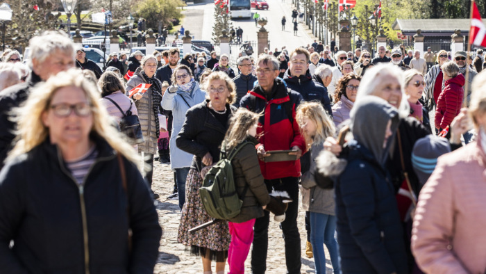 Tovább lazítanak Dániában, már a rendezvényeknél tartanak