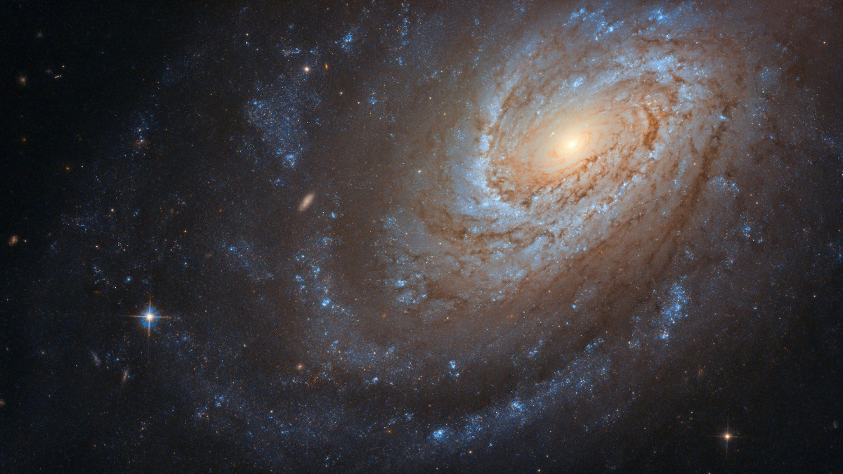Több kannibál galaxist is lencsevégre kapott a Hubble, ezt a fotót 2020 április 3-án adták ki az NGC 4651-ről