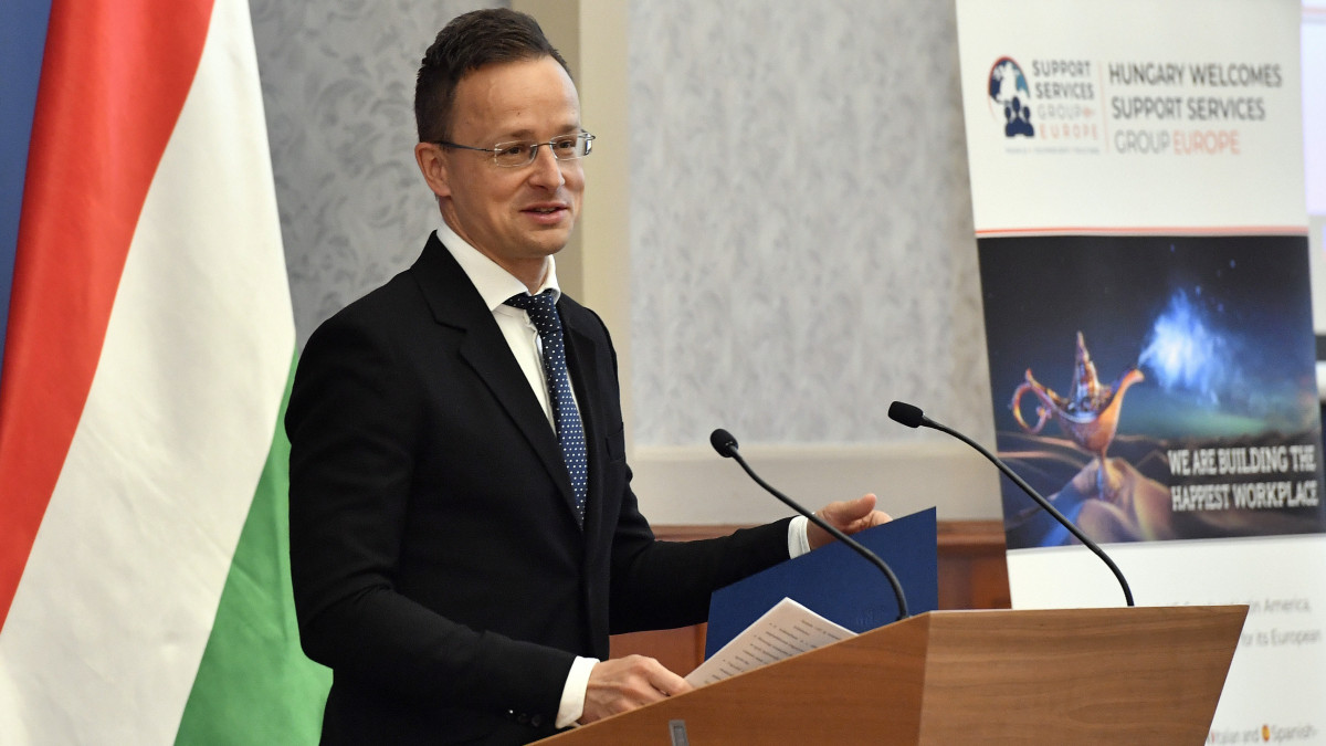 Szijjártó Péter külgazdasági és külügyminiszter az S2G Kft. beruházásáról tartott sajtótájékoztatón a  Külgazdasági és Külügyminisztériumban 2020. április 23-án.