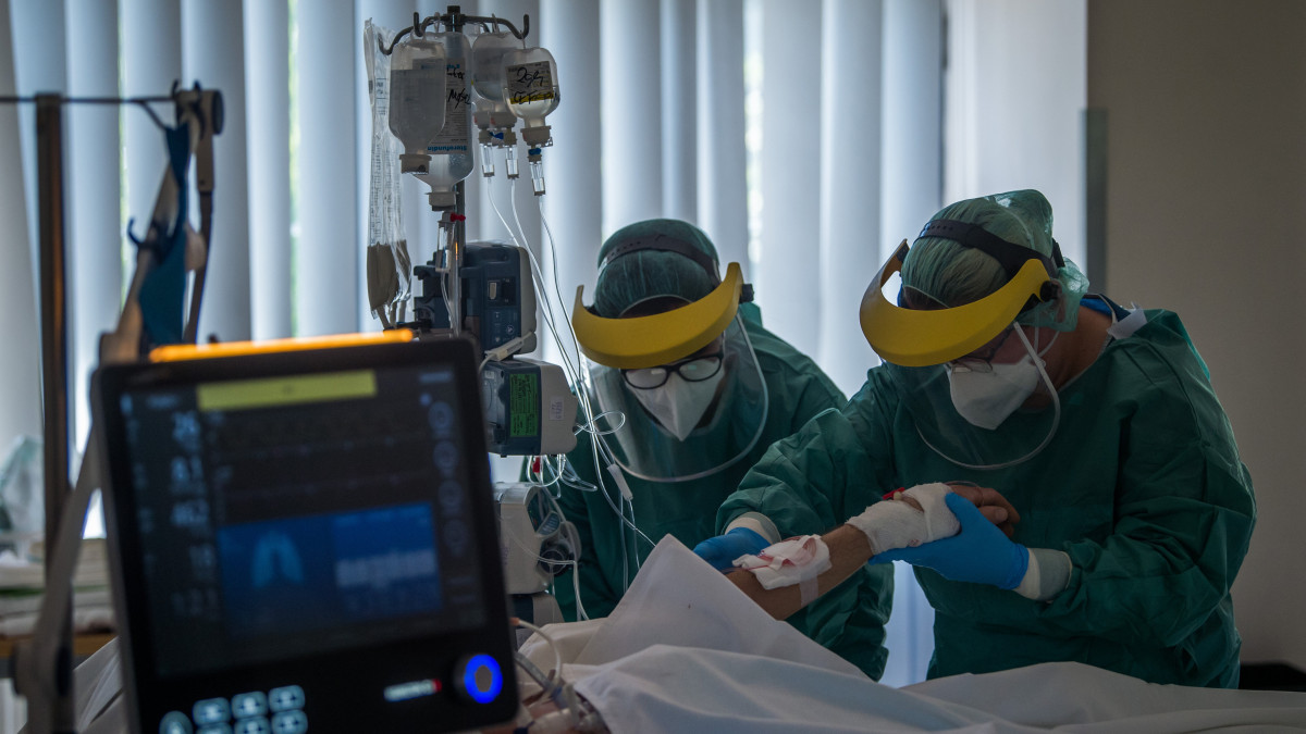 Védőfelszerelést viselő gyógytornászok a koronavírussal fertőzött betegek fogadására kialakított intenzív osztályon a Szent László Kórházban 2020. április 23-án.