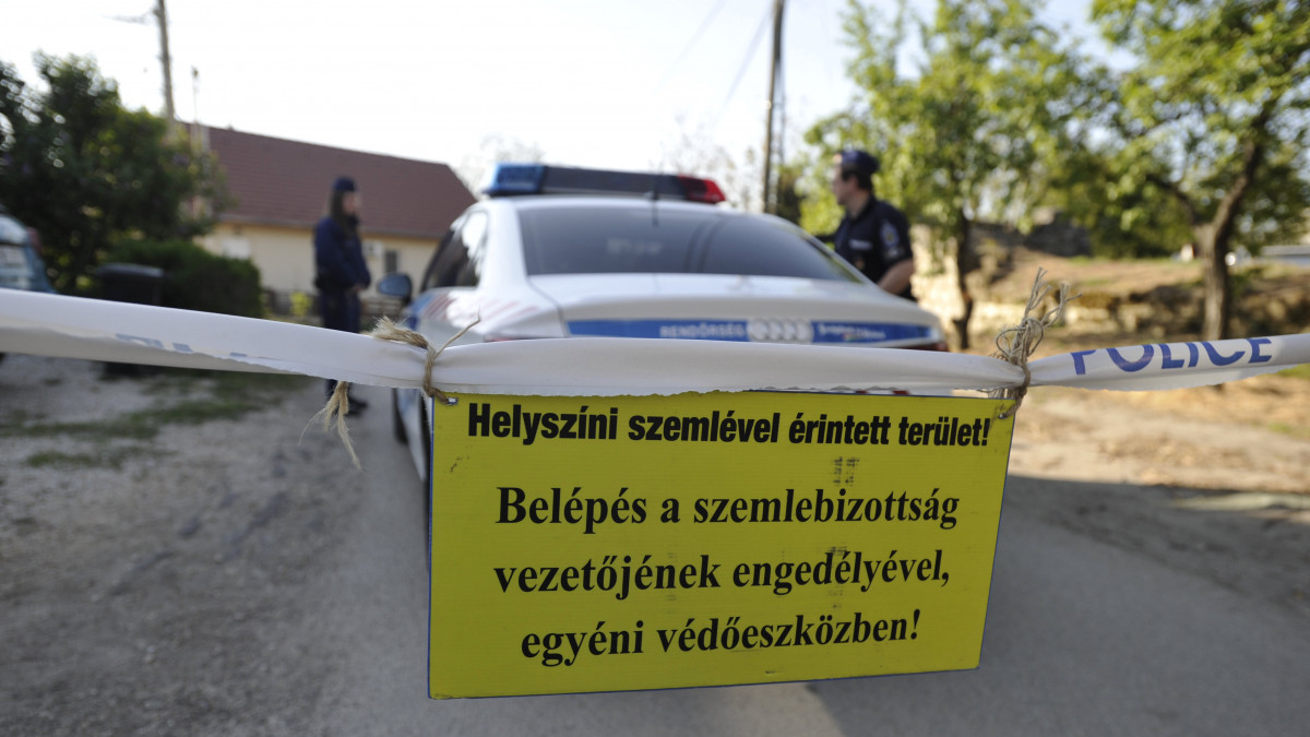 Rendőrségi zárás Diósdon, ahol két embert megöltek 2020. április 24-én. A rendőrök a helyszínen elfogták a kettős gyilkosság elkövetésével gyanúsított férfit.