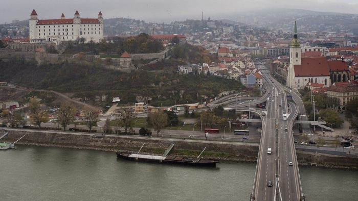 Szlovákiában meghosszabbítják a kijárási tilalmat