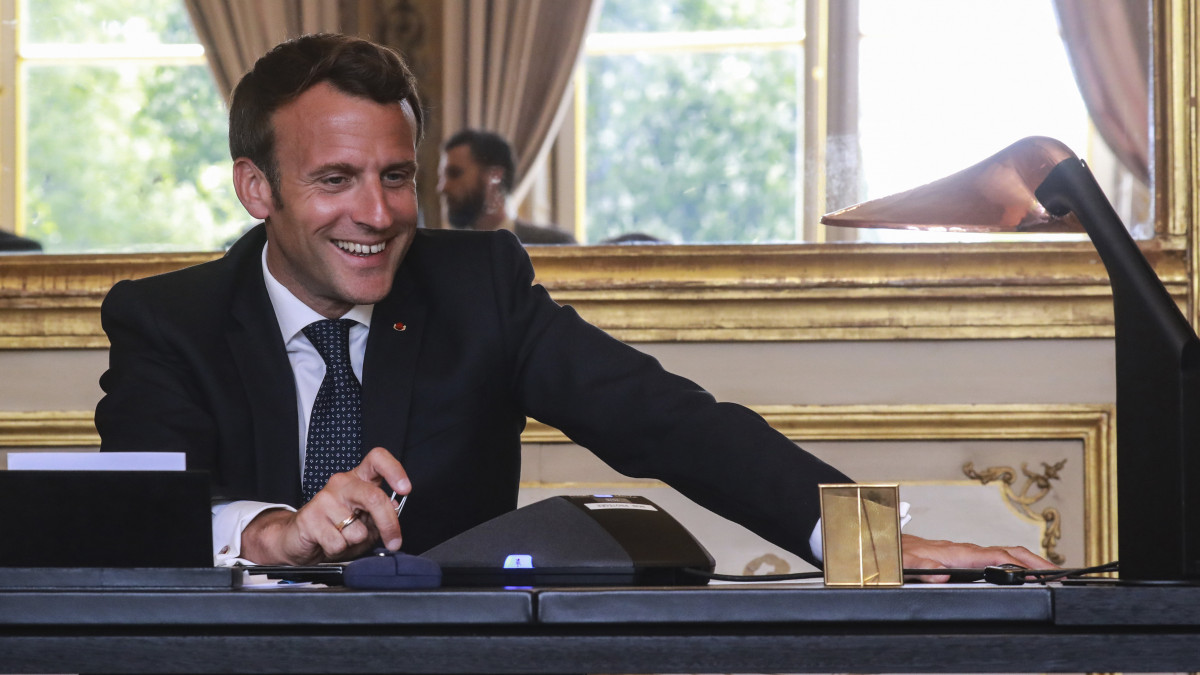 Emmanuel Macron francia elnök telefonon beszél Ferenc pápával a párizsi államfői rezidencián, az Elysée-palotában 2020. április 21-én. A felek megvitatták a legszegényebb országok adósságának esetleges elengedését vagy átütemezését, mivel a koronavírus-járvány miatt ezek az ország még nehezebb helyzetbe kerülnek.