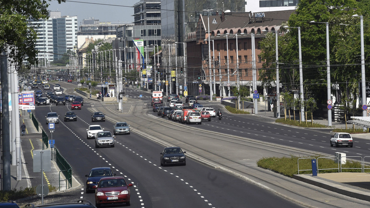 Autók közlekednek a Róbert Károly körúton 2017. május 14-én, ahol befejeződött az Árpád híd és Vágány utca közötti szakasz felújítása. A teljes útszakaszt korlátozások nélkül, az új forgalmi rendnek megfelelően használhatják az arra közlekedők.