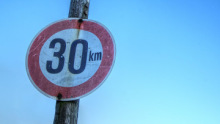 Rejtélyes lopássorozat Magyarországon: viszik a 30-as táblákat