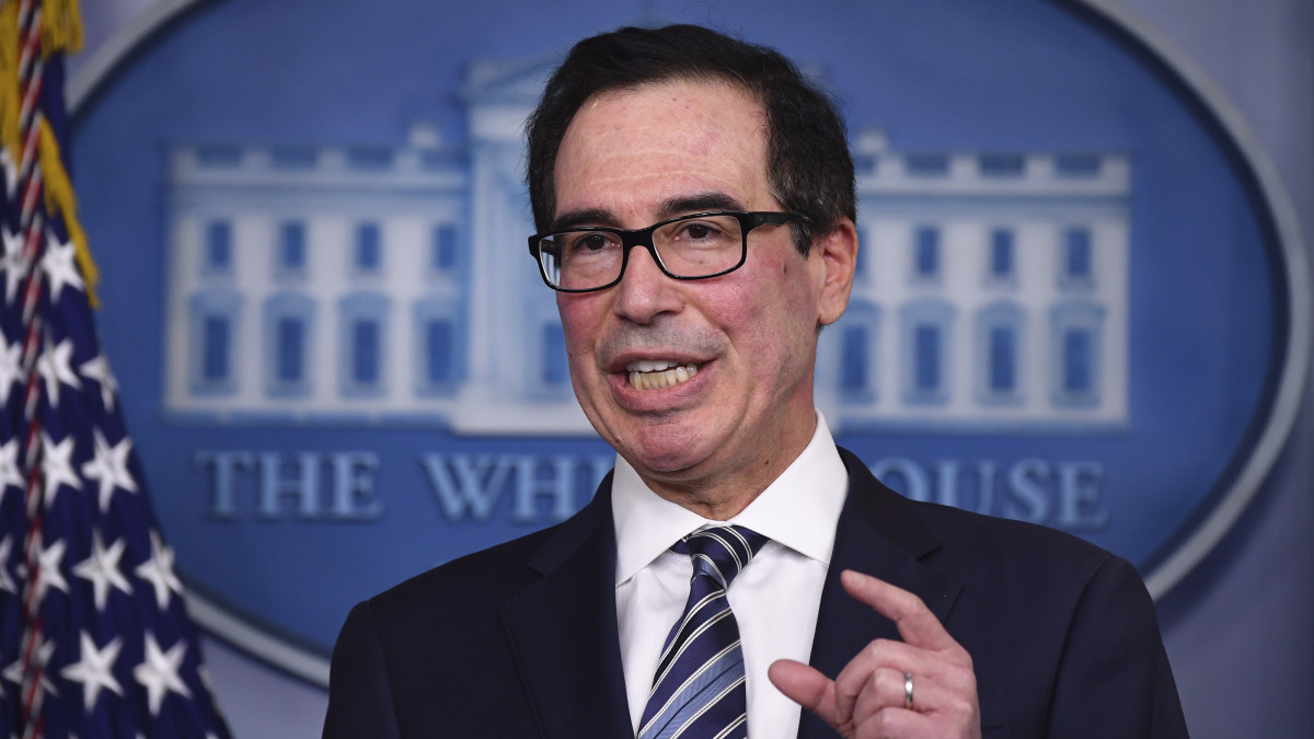 Steven Mnuchin amerikai pénzügyminiszter a koronavírus-járvánnyal kapcsolatos intézkedésekről tart sajtótájékoztatót a washingtoni Fehér Ház Brady sajtótermében 2020. április 2-án.