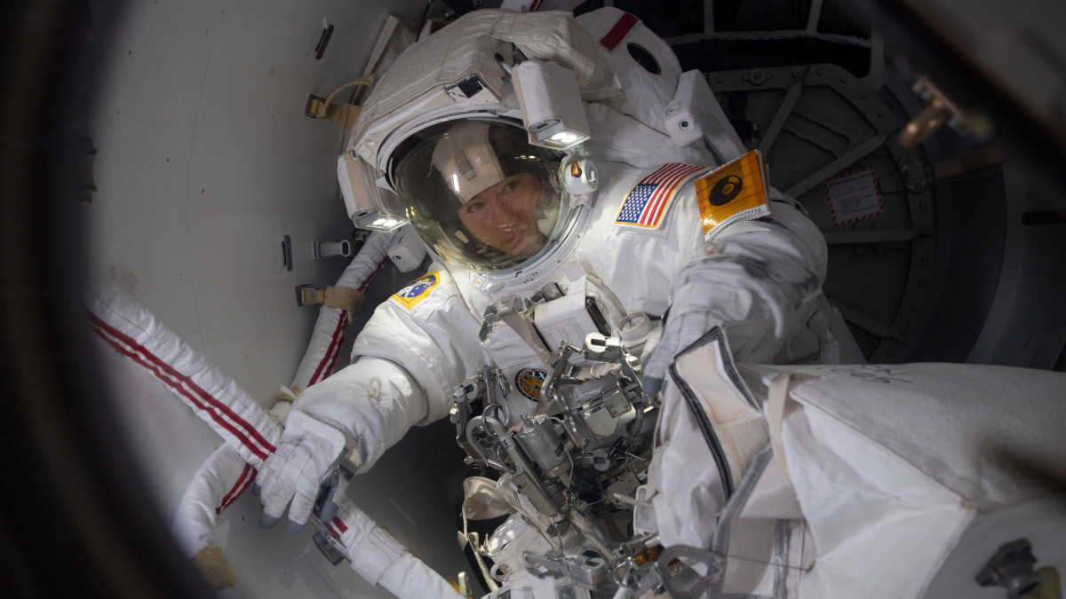 A NASA által 2019. október 22-én közreadott képen Christina Koch amerikai űrhajós készül elhagyni a zsilipkamrát a honfitársával, Jessica Meirrel tett űrsétán a Föld körül keringő Nemzetközi Űrállomás (ISS) zsilipkamrájában október 18-án. A két asztronauta a 7 óra 17 perces űrsétán kicserélte az űrállomás napelemes áramellátó rendszerének törött töltésvezérlő egységét. Ez volt az eső, kizárólag nők által elvégzett űrséta.