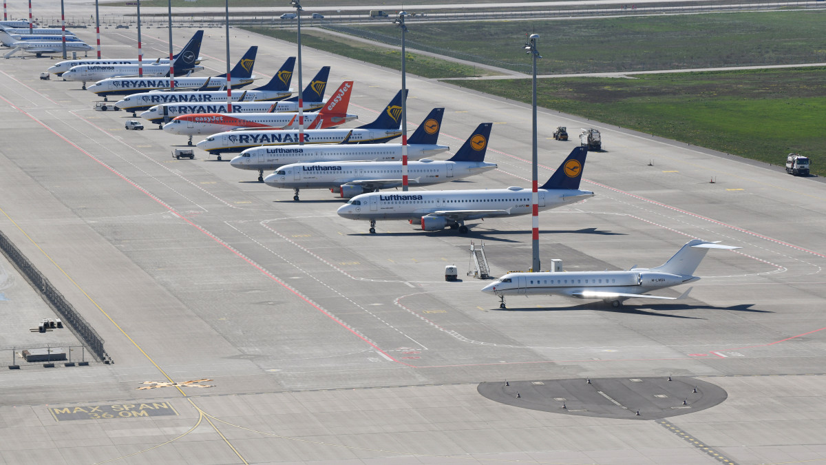 A 2020. április 28-án közreadott légifelvételen az easyJet, a Ryanair és a Lufthansa légitársaságok repülőgépei a berlini Schönefeld repülőtéren április 23-án. A légitársaságok a koronavírus-járvány kapcsán bevezetett utazási korlátozások miatt nem indítják járataikat.