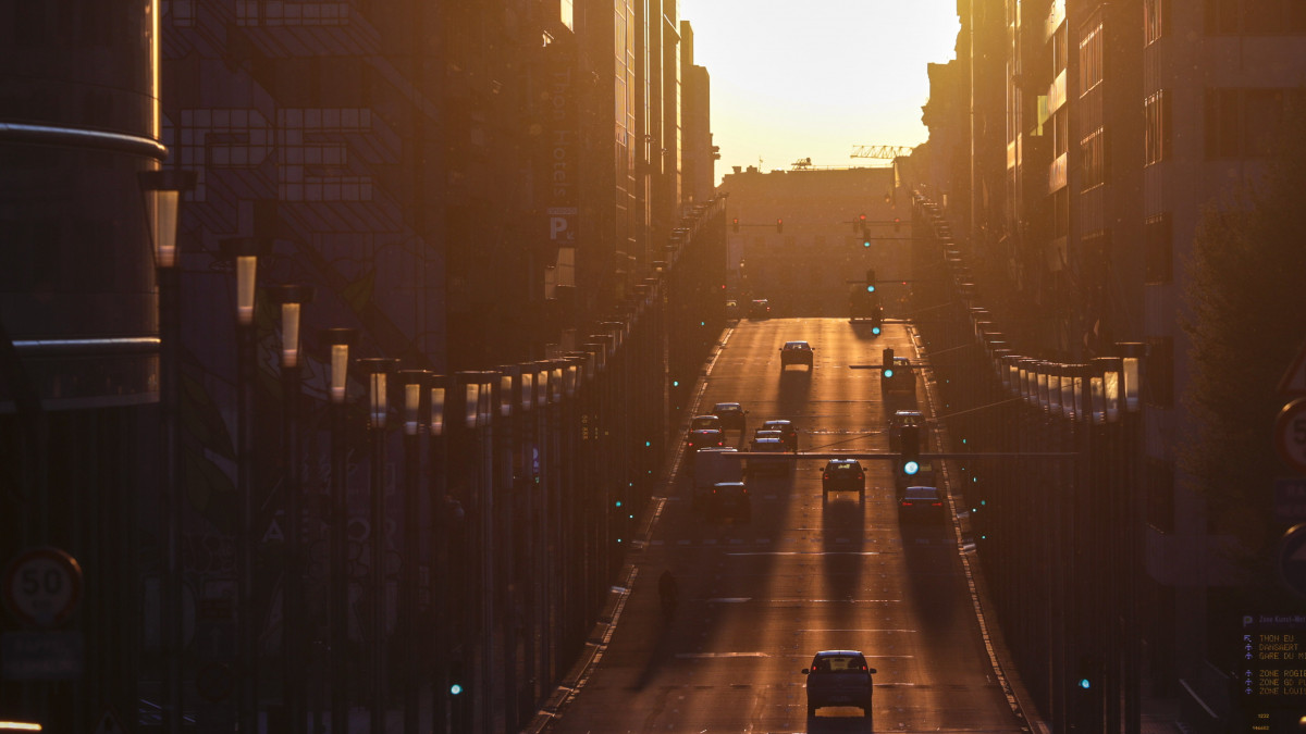 Naplemente a Rue de la Loi nevű úton Brüsszelben 2020. április 22-én.